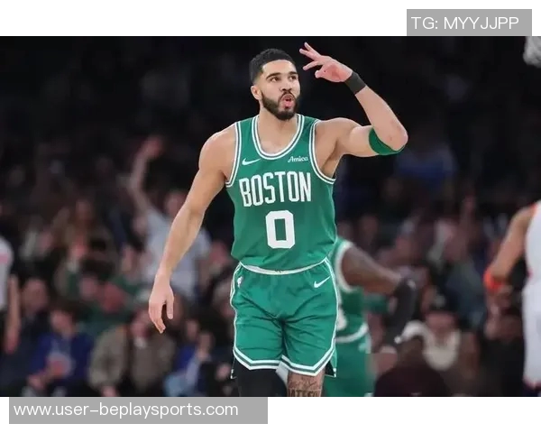 塔图姆复出在防守压力下成功完成单臂扣篮展现强大实力