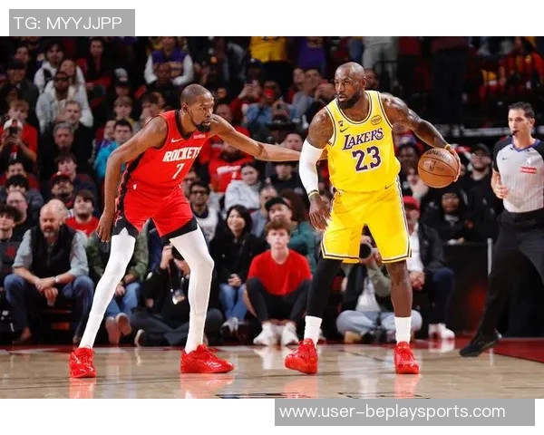 詹姆斯与杜兰特同场竞技虽体力不支却依然享受比赛的乐趣 詹姆斯与杜兰特同场竞技虽体力不支却依然享受比赛的乐趣